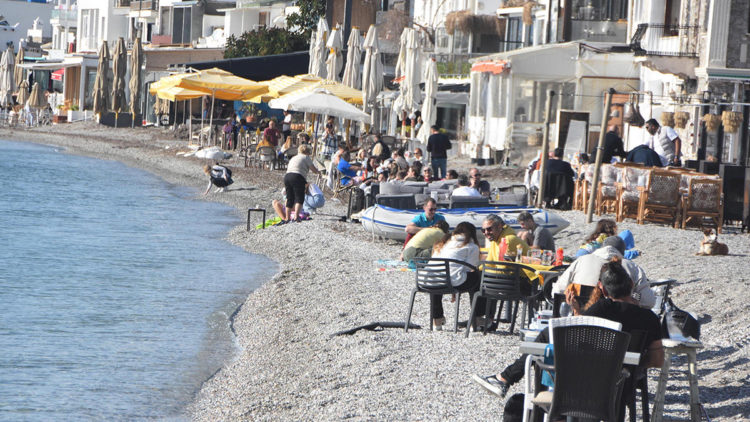 Bodrum'da sıcak havada denize girdiler