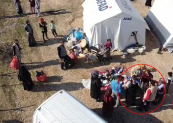 Boğazına yiyecek kaçan depremzede bebeği kurtardı
