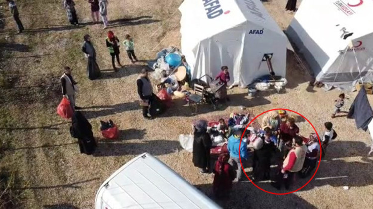 Boğazına yiyecek kaçan depremzede bebeği kurtardı