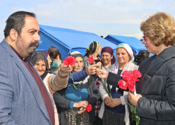 CHP heyeti, depremzede kadınlarla bir araya geldi