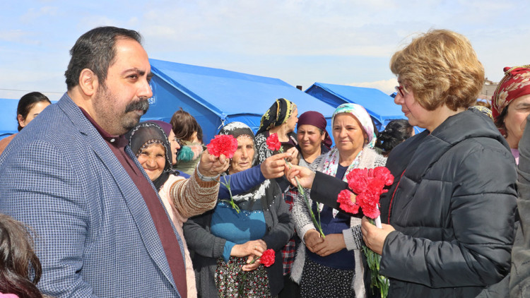 CHP heyeti, depremzede kadınlarla bir araya geldi