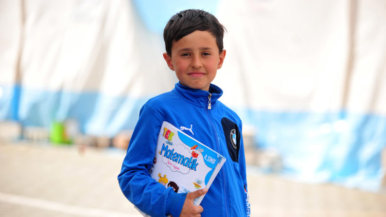 Çadırda kalan küçük Mehmet: Kitap istiyorum