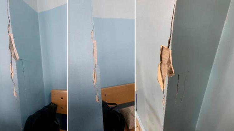 Celal Yardımcı İlkokulu'nda 'çatlak' eylemi