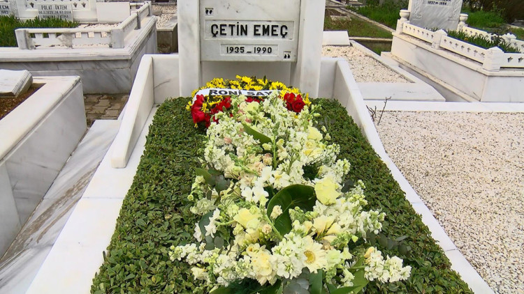 Çetin Emeç mezarı başında anıldı