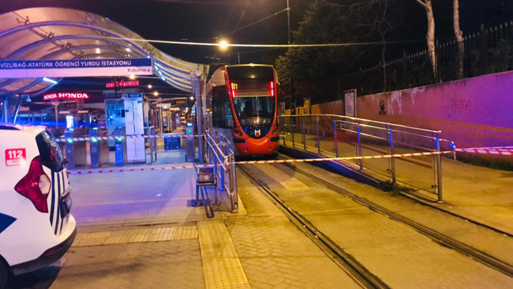 Cevizlibağ'da tramvay raydan çıktı