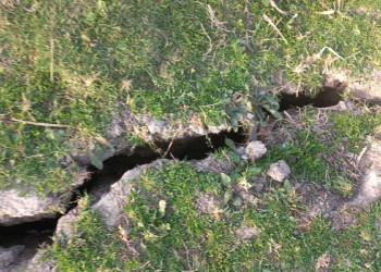 Ceyhan Nehri kıyısında büyük yarıklar oluştu