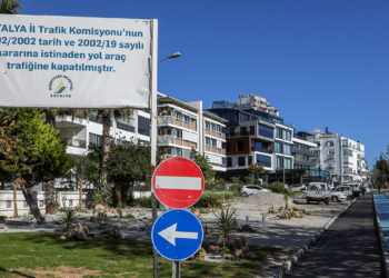 Çökme yaşandığı için kapatılan yol otopark oldu