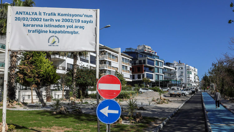 Çökme yaşandığı için kapatılan yol otopark oldu