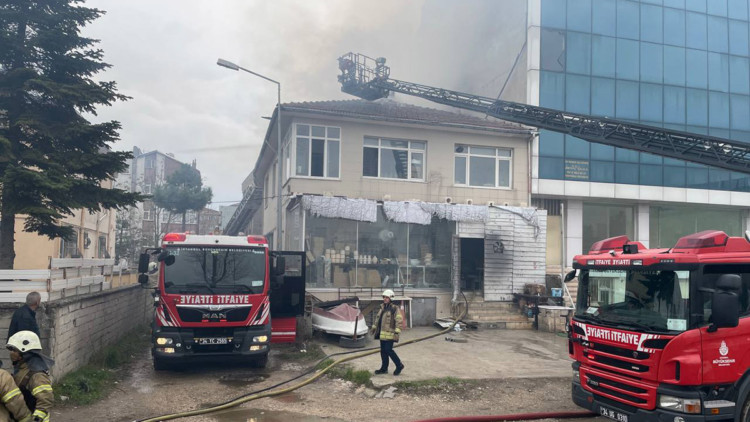 Çömlekçi dükkanının çatı katında yangın