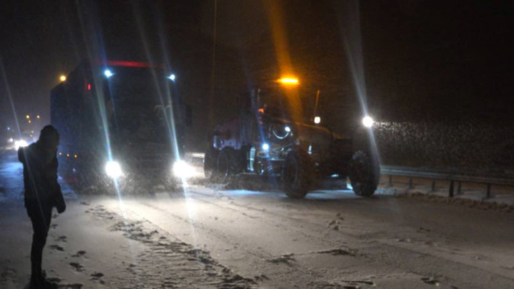 Çorum'da yoğun kar yağışı ulaşımı etkiledi