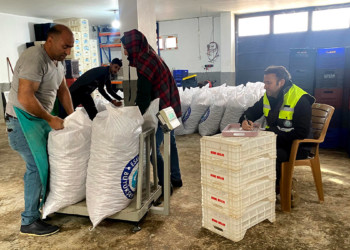 Malatyalı kayısı üreticileri emeklerini fırsatçılara vermek zorunda kalmadı, depremzede çiftçilere Eskişehir el uzattı.