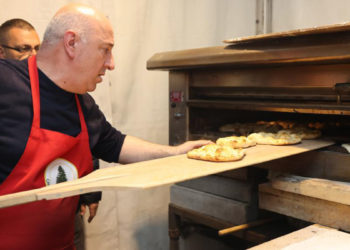 Darıca Belediye Başkanı afetzedeler için pide yaptı
