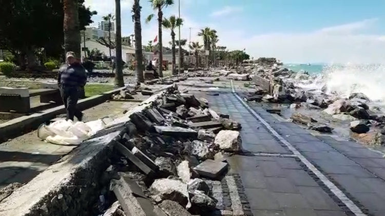 Denizin taştığı İskenderun sahil şeridinde tahliye
