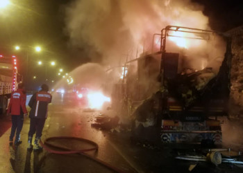 Deprem bölgesinden ev eşyası taşınan TIR yandı