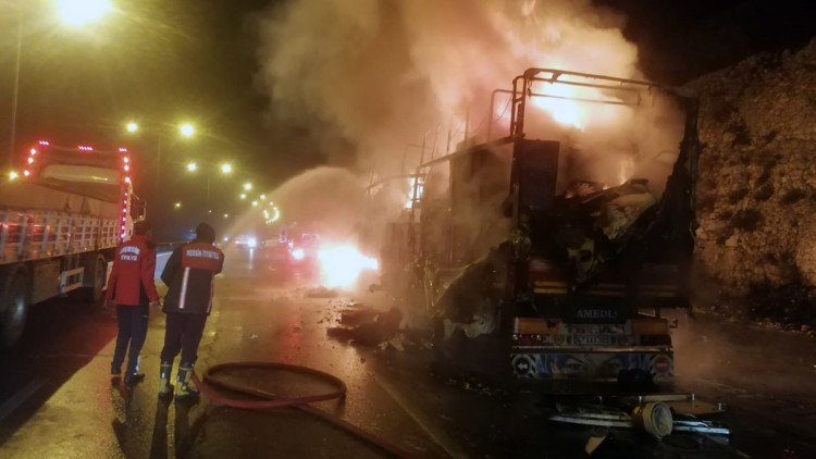 Deprem bölgesinden ev eşyası taşınan TIR yandı