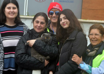 Deprem sonrası kaybolan kedilerine kavuştular