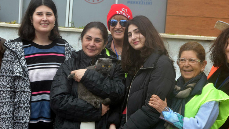 Deprem sonrası kaybolan kedilerine kavuştular