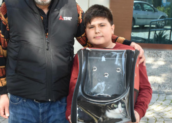 Ağır hasarlı binada kalan kedisini kurtardı
