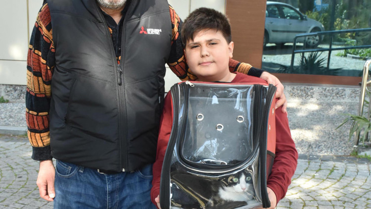 Ağır hasarlı binada kalan kedisini kurtardı