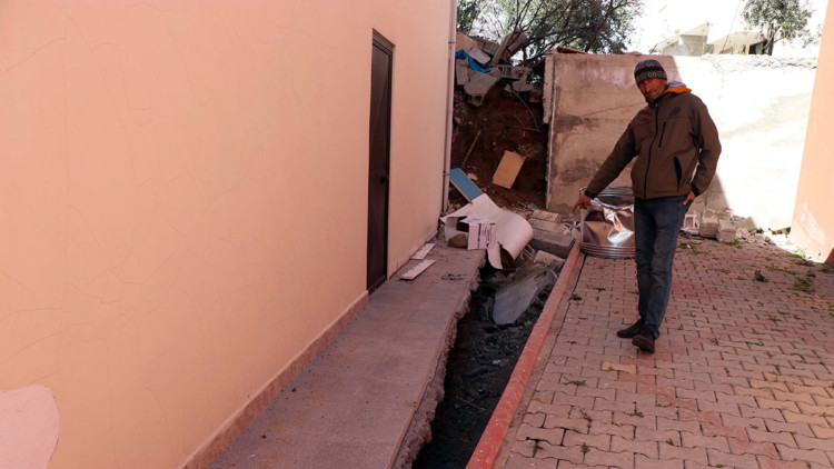 Depremde binanın yönü değişmiş