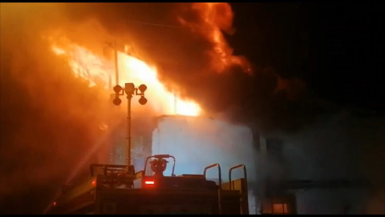 Depremde hasar alan Aksaray Camisi yandı