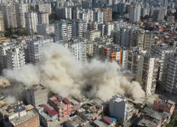 Depremde hasar gören Doğukan Apartmanı yıkıldı