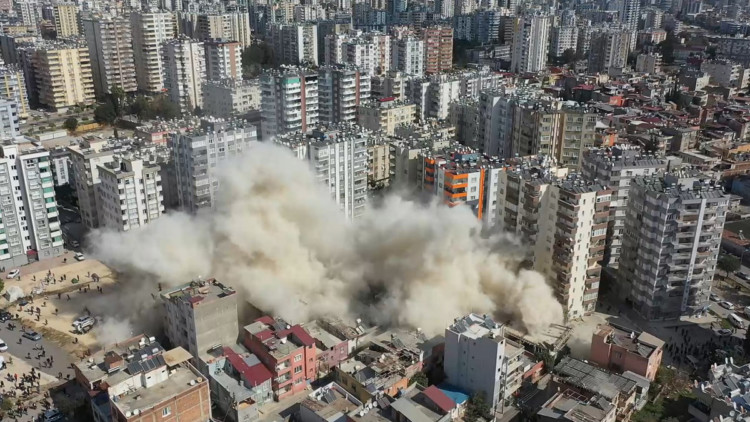 Depremde hasar gören Doğukan Apartmanı yıkıldı