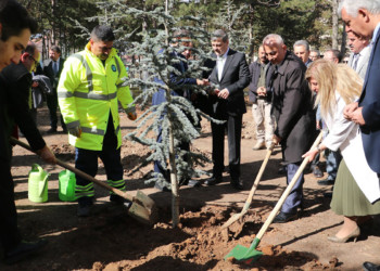 Depremde ölen 10 öğrenci için fidan dikildi