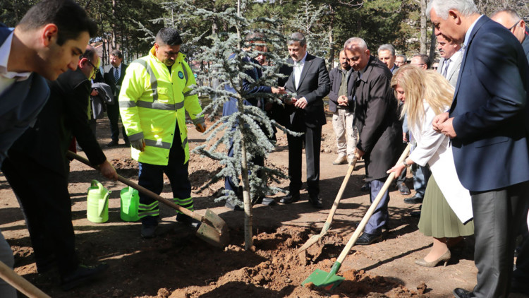 Depremde ölen 10 öğrenci için fidan dikildi