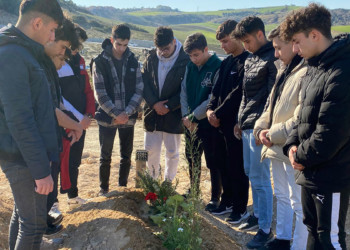 Depremde ölen Zuhal öğretmenin kabrine öğrencilerinden ziyaret
