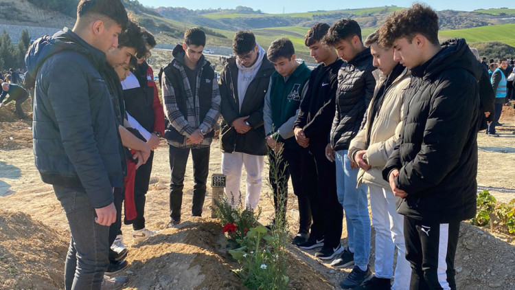 Depremde ölen Zuhal öğretmenin kabrine öğrencilerinden ziyaret