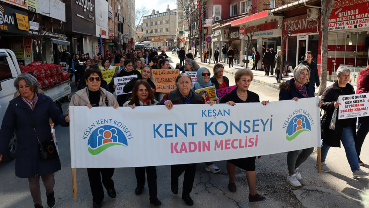 Depremde ölen kadınlar için 8 Mart yürüyüşü