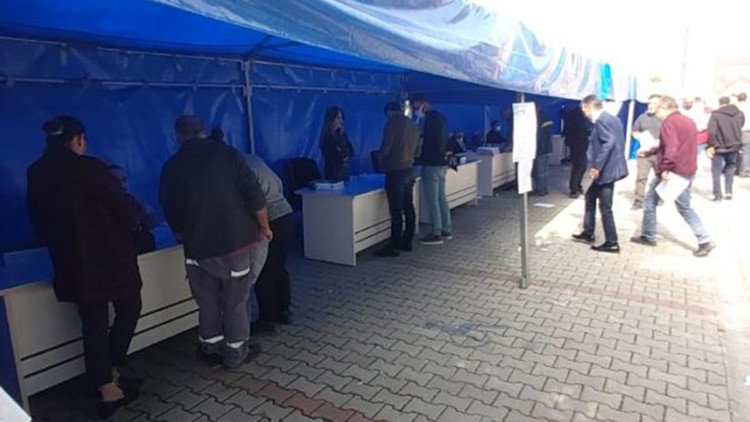 Depremin vurduğu Adana'da, çadırda EYT başvurusu