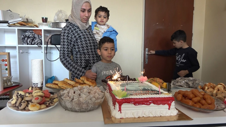 Depremzede Amed'e 7'nci yaş günü sürprizi