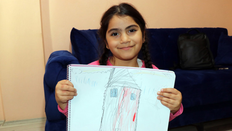 Depremzede Mutiya'nın hayali piyanist olmak