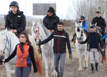 Depremzede ailelere atlı terapi
