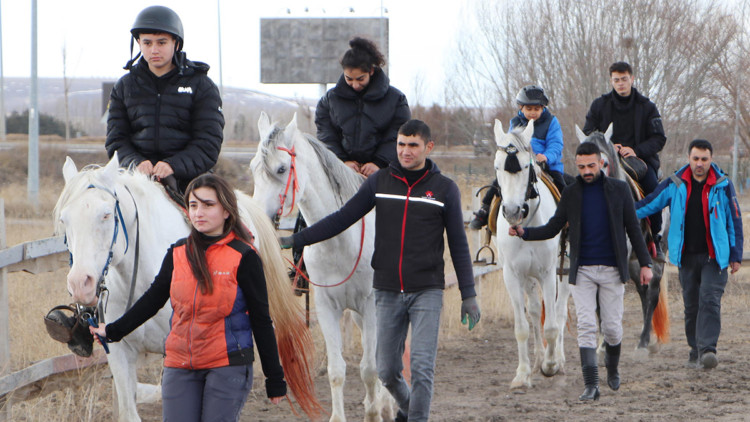 Depremzede ailelere atlı terapi