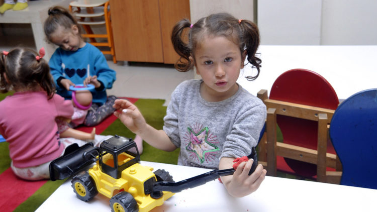 Depremzede ana sınıfı öğrencileri sınıfta durmuyor