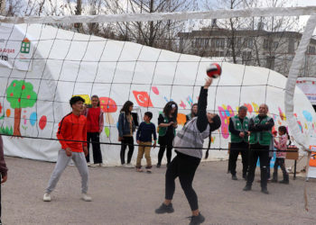 Depremzede çocuklar için voleybol turnuvası