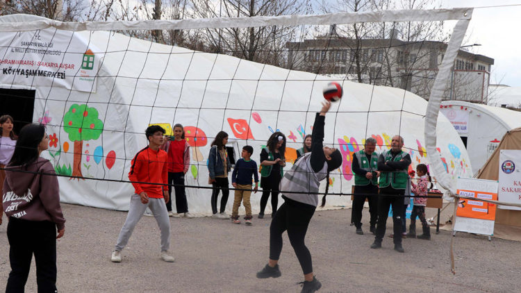 Depremzede çocuklar için voleybol turnuvası