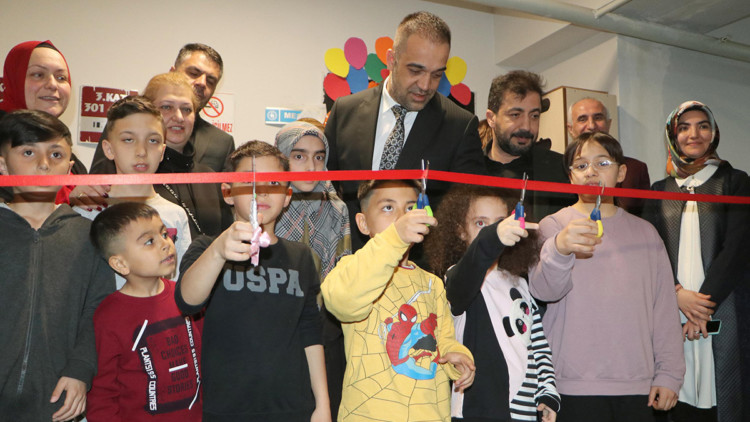 Depremzede çocuklar oyun odasının açılışını yaptı