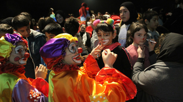 Depremzede çocuklar zaman tüneli müzesi'nde eğlendi