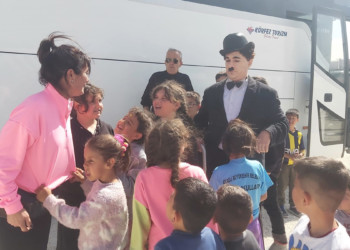 Depremzede çocuklara charlie chaplin sürprizi