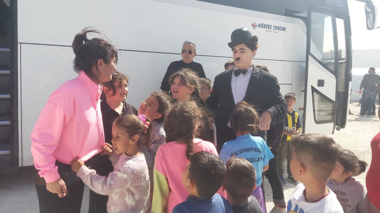 Depremzede çocuklara charlie chaplin sürprizi