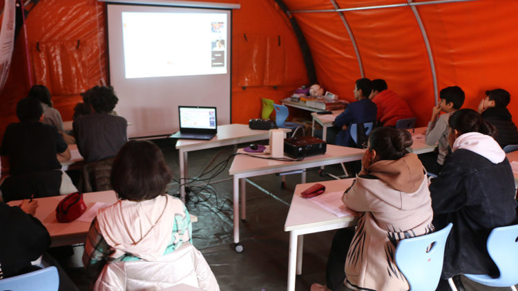 Depremzede öğrencilere çadırda dijital eğitim 