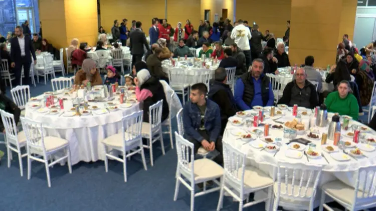 Depremzedeler için iftar programı düzenlendi