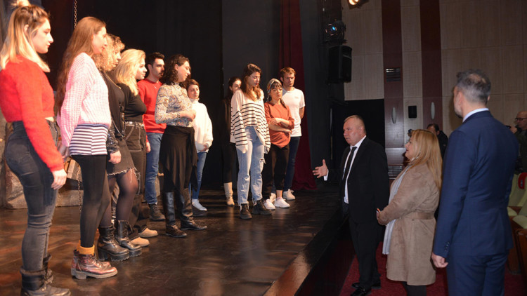 Depremzedelerin ruhunu iyileştirecek sanattır