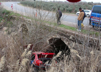 Dereye uçan otomobildeki 3 kişi yaralandı