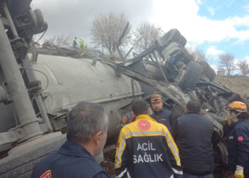 Devrilen tankerin sürücüsü öldü