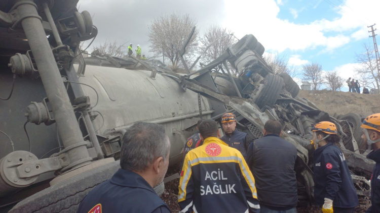 Devrilen tankerin sürücüsü öldü